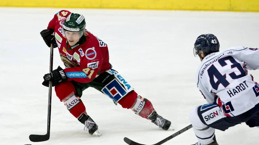 Åt fel håll. Nichlas Hardt fick inte stopp på Mathis Olimb och övriga i Frölunda.