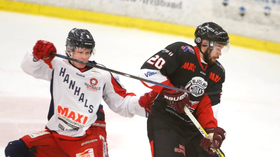 Andreas Sundin och hans Mjölby bjöd på stor dramatik när man slog Hanhals efter straffar och tvingade fram en tredje och avgörande match i play off 2.