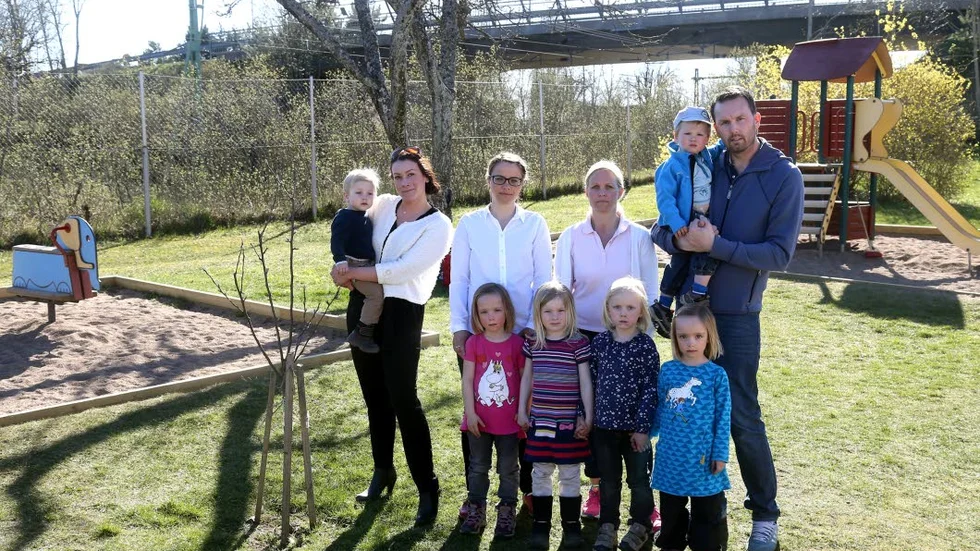 Vill vara kvar. Elisabeth Aronsson med Ludwig, Åsa Narby, Jonna Pedersen och Anders Kjellgren med Axel, och så längst fram Alva                   Narby, Arice Aronsson, Alice Kjellgren och Nora Narby.