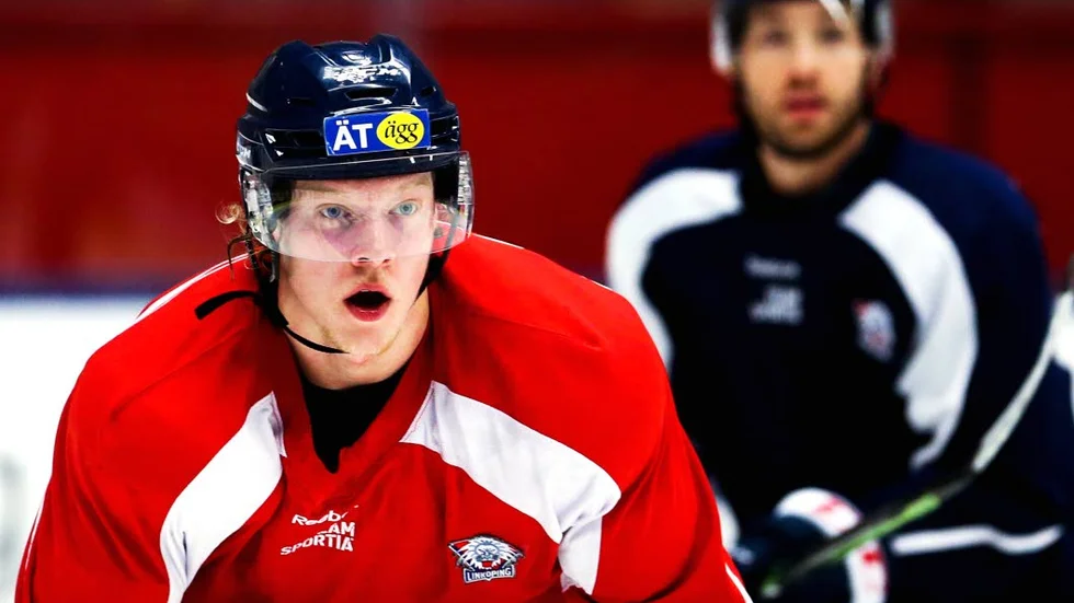 Fotproblem. LHC:s back ANton Karlsson har fått en känning i foten och står över träningsmatchen mot Västerås.