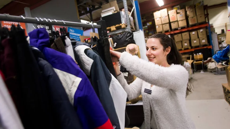 Plock. Uridea Agoli sorterar kläder på Stadsmissionens lager i Tornby. Kläder att sälja i second hand-butiken finns det fortfarande stort behov av.