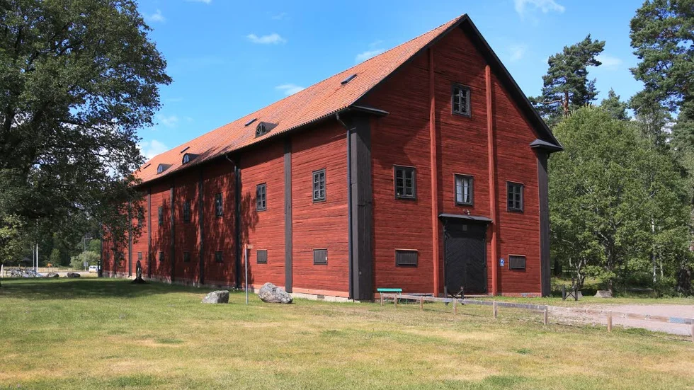 Frågan är när fullmäktigebeslutet från 2009 om en flytt av Röda magasinet ska realiseras?