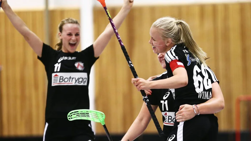 Anna Wiman har gjort mål - Soifa Haglund sträcker armarna i luften.