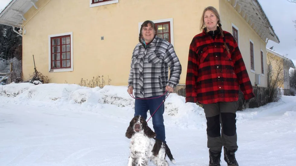 Två veterinärer. Åsa Bergvall med unga Springer spanieln Happy och Ylva Righard trivs i Bersbo och samarbetar väl tillsammans.