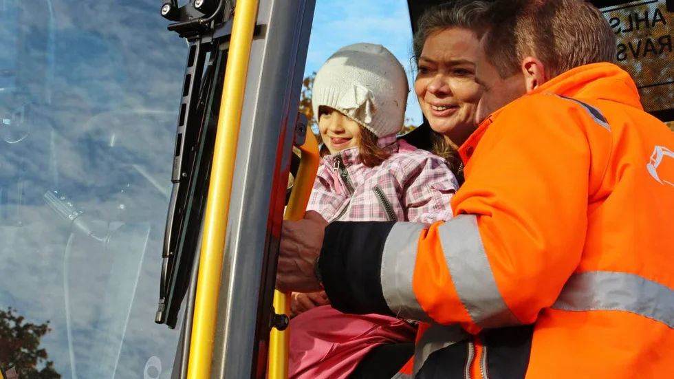 Tungan rätt i mun. Med viss hjälp lyckas Liliana Segovic och Ann de Jonge styra grävmaskinsskopan. Foto: Åke Alvin