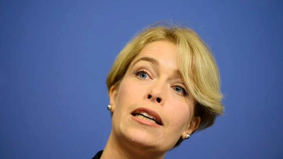 Annika Strandhäll (S). Är socialförsäkringsminister.