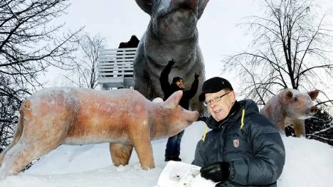 " En glad parkchef, Stefan Johansson, står framför årets snödjur, en sugga och två kultingar, i stadsparken i Luleå. I handen håller han de 16 breven från Barsebäcks Montessori.FOTO: Bengt-Åke Persson