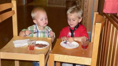 Tårtkalas i Pålänge fria förskola. Leon Hellman och Enar Johansson fikar tillsammans. FOTO: Privat