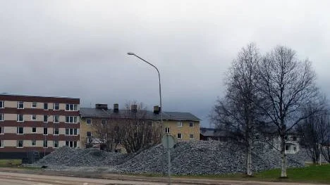 Här, i Laestadiusparken i centrala Gällivare, har HSB satt spaden i jorden för uppförandet av ett 40-tal hyresrätter.FOTO: John Filipsson