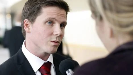 Nye integrationsministern Erik Ullenhag (FP) är inte rädd att ta fighten. Det fick Centerpartiet veta när Ullenhag i en debattartikel  2007 hävdade att partiet tagit till vara det nyliberala tankegods som Moderaterna ratat.