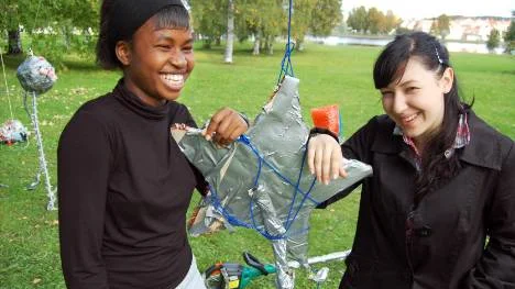 Deltagarna kommer närmare och förstår varandra bättre. Carine Stephani, 14 år, från Burundi, och Maria Ivanova, från Kazakstan, 15 år.FOTO: Nina Pettersson