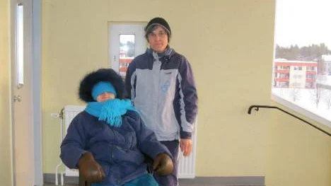 Maj Svalbros mor, Aune, sittande bor i en av grannlägenheterna. "Det är så kallt att man inte kan ta av sig skorna där inne", säger Maj Svalbro.