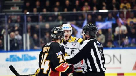 Det var hett både på isen och läktarna under torsdagens derby.