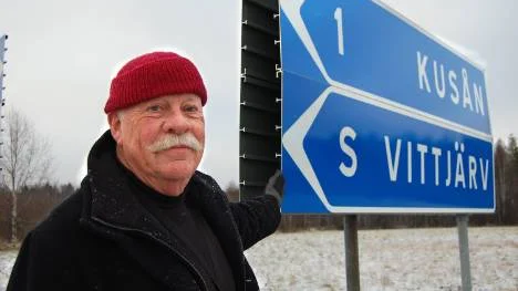 Håkan Isaksson anger historiska skäl till byaskyltens placering en kilometer in efter Kusåvägen.<_Bildtext Fotobyline>FOTO: Nina Pettersson</_Bildtext Fotobyline>