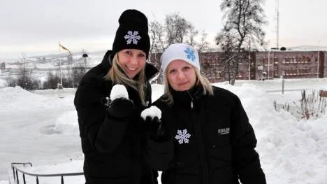 Alla Kirunabor ska uppmanas att ta med en snöboll till årets Snöfestival. Med hjälp av dem hoppas Ulrika Westerberg och Erica Carlsson att ska världens största snölykta ska byggas.FOTO: Åsa Junkka