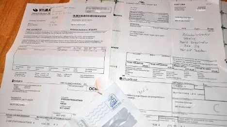 Till vänster fakturan från landstinget, som kom den 24 januari men skulle ha varit betald senast den 9:e. Poststämpeln på kuvertet det kom i visar 23 januari.Till höger inkassokravet som kom den 26 januari.