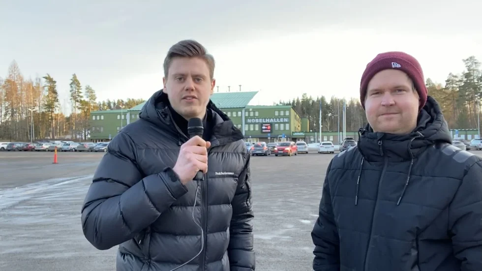 Vita Hästen gör upp om viktiga pinnar i hallen här bakom.