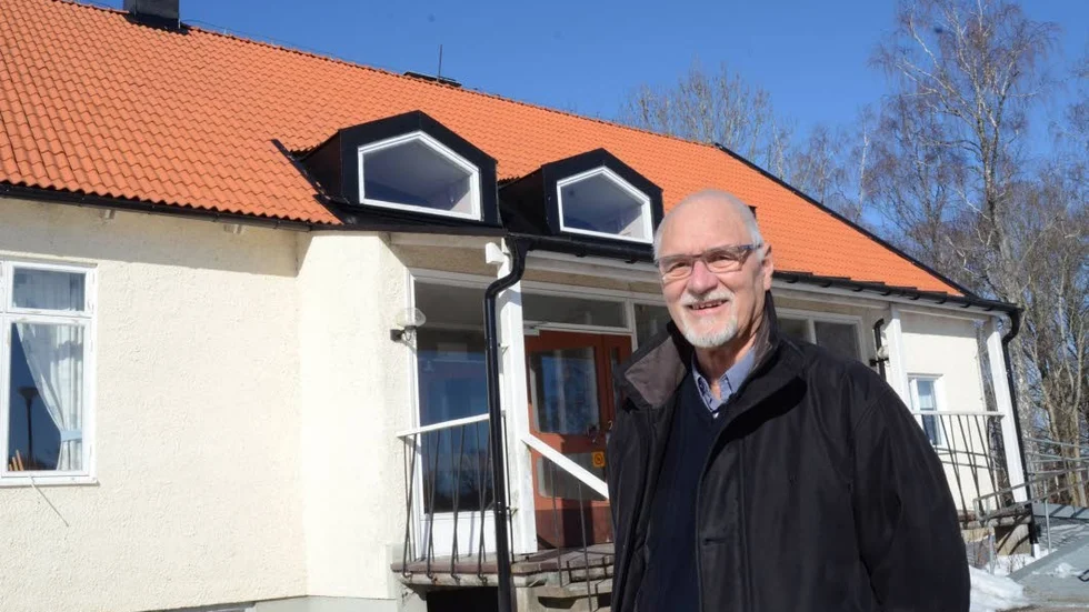 Bygdegården. Sven-Erik Gustafsson framför Odenskans, bygdegården i Odensvi.