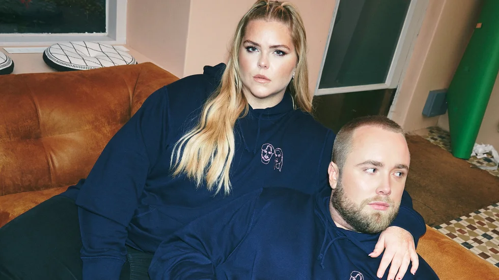 "Svenska folket kommer verkligen skratta hela, hela hösten. Absolut inte med oss, utan åt oss", säger Edvin Törnblom om den nya serien. Pressbild.