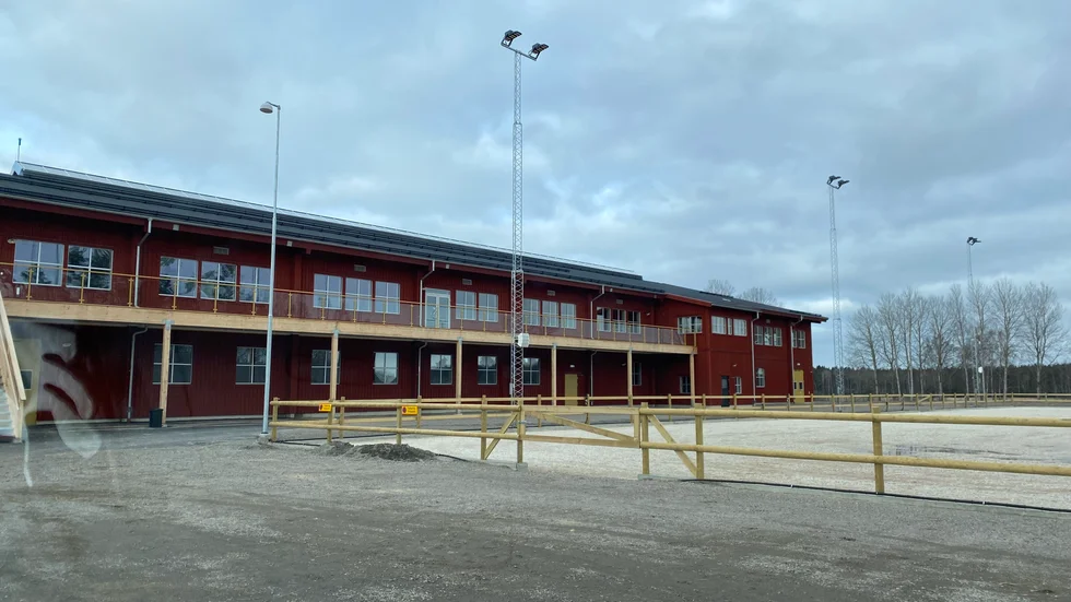Ridsportanläggningen Nyäng Nyköping kan ha ridskoleverksamhet redan nästa månad.