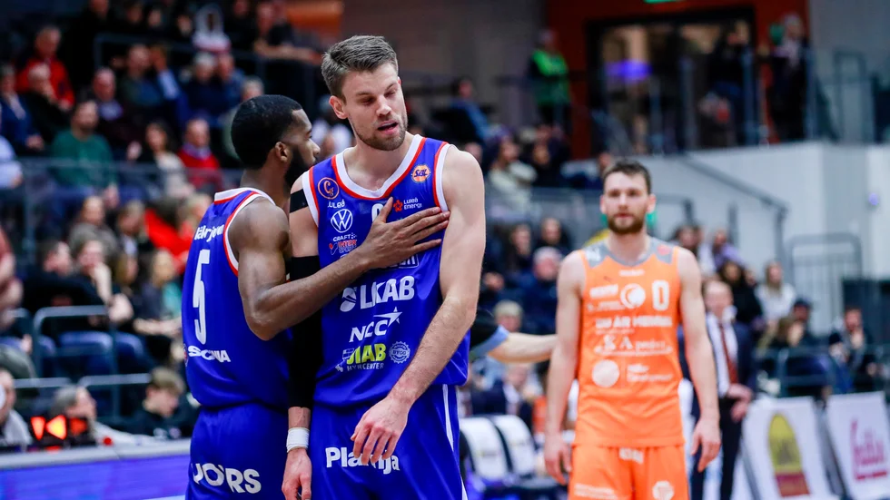Andrew Smith och BC jagar andraplatsen.