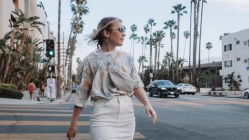 "För mig är verkligen den här resan en möjlighet att bara få fokusera på låtskrivandet och att nätverka." Elin Namnieks, Namelle, är på plats i Los Angeles för att satsa på musikkarriären. 
