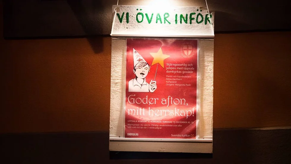 ”Vi övar inför”. Uppsala domkyrkas gosskör sätter upp skylt utanför repetitionslokalen.