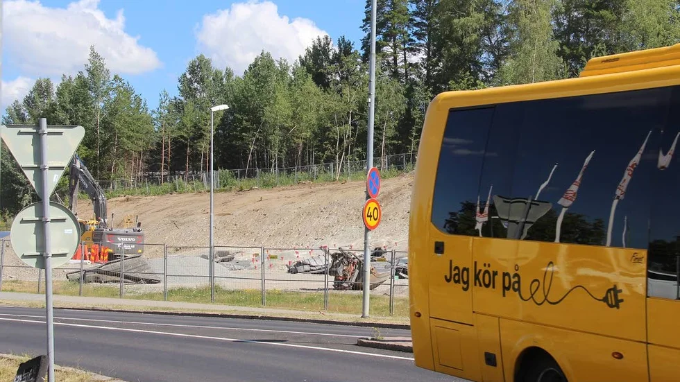 Det senaste året har arbete pågått med att bygga om pendlarparkeringen närmast centrum till ett tillfälligt busstorg. Nu blir det vanlig parkering igen.