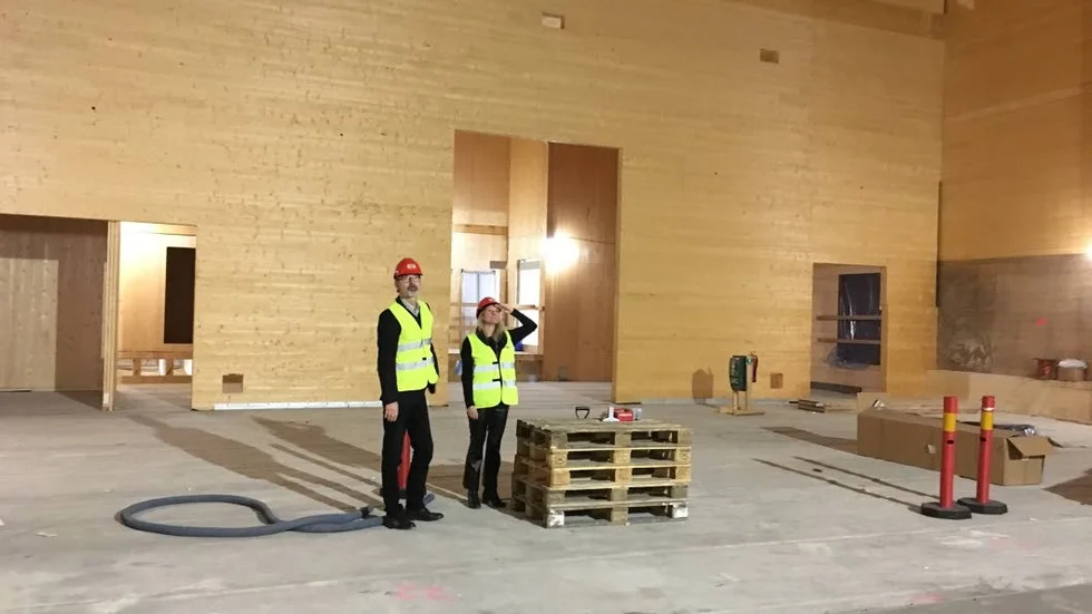 Kommunen växer och snart flyttar flera kultur- och fritidsverksamheter in i CIK. På bilden från november 2018 syns fritidschef Carina Nordlander och byggprojektledare Tomas Lindgren.