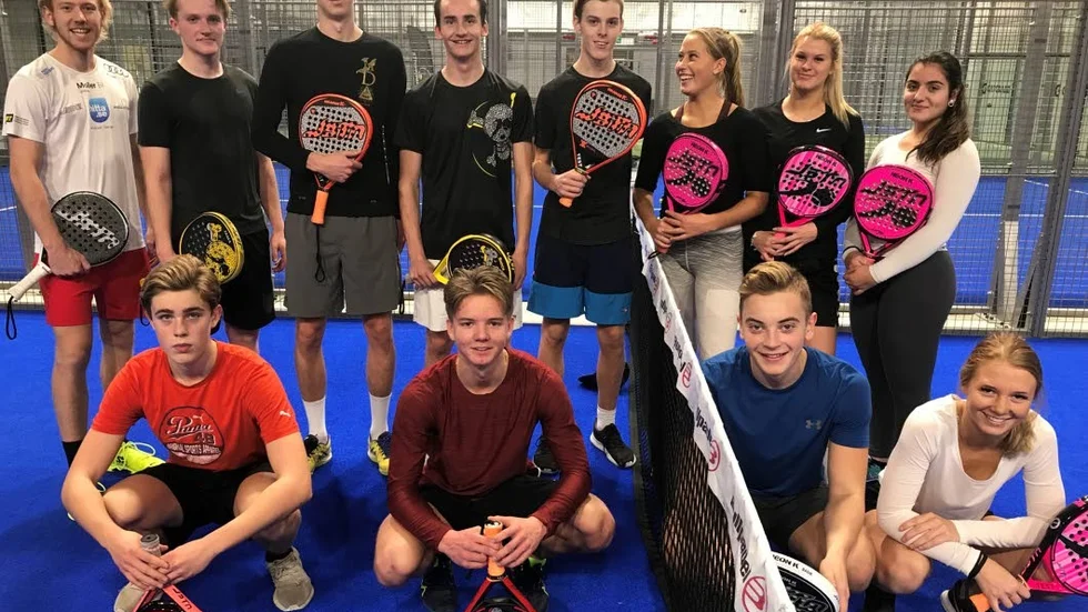 Eleverna som spelar padel på gymnasiet. Stående från vänster: Daniel Windahl (tränare), Gustav Staflin, Nils Ygeby, Gunnar Eiriksson, Ludvig Ehrnvall, Hanna Frick, Nora Ehrnvall, Iasmina Aziz. Sittande: Ruben Wollters, Axel Lindgren, Gustav Hübinette, Cina Hanöl.