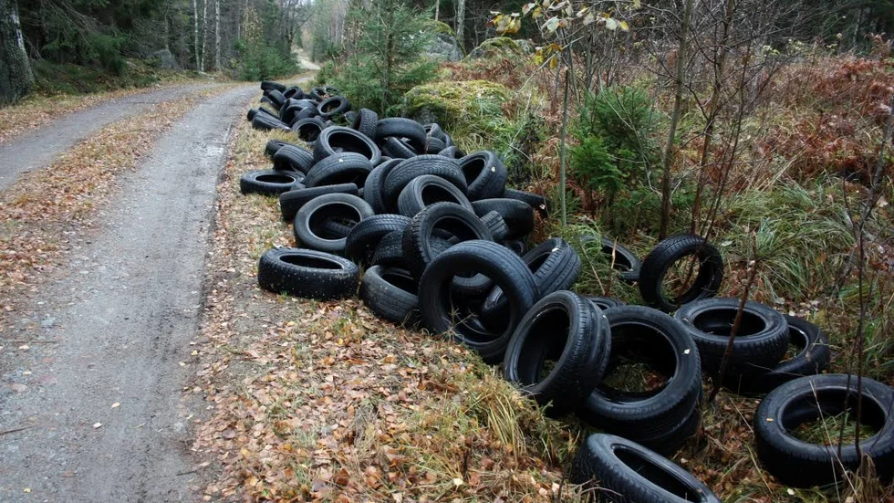 Kommunen ska ta hand om däcken som har dumpats.