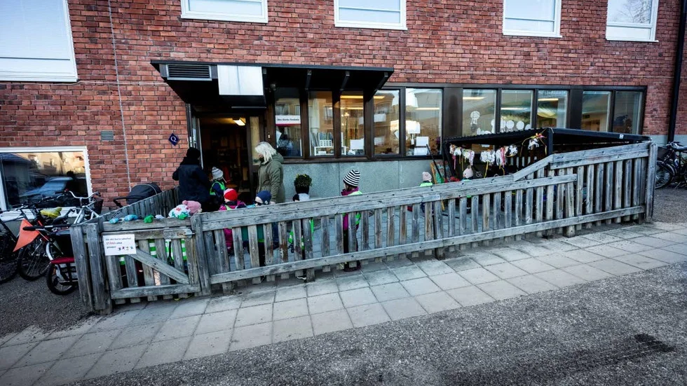 Om utegården är liten får pedagogerna vara desto mer kreativa. Barnen på Öfre slotts förskola går på utflykt varje dag.