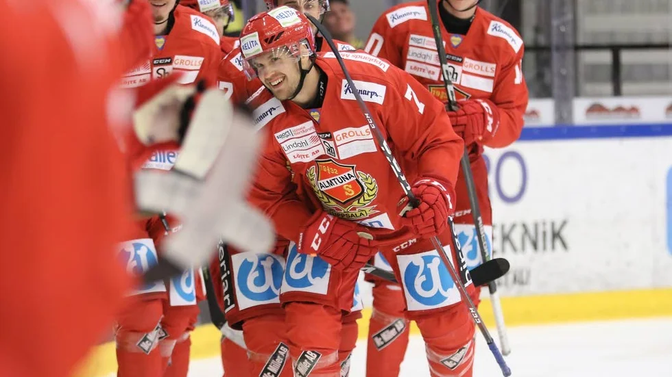 Tobias Hage har gjort sitt förstra mål för säsongen – och vilket mål! En rackarrökare! Här tar han emot lagkamraternas gratulationer efter målet, som betydde 2–2.