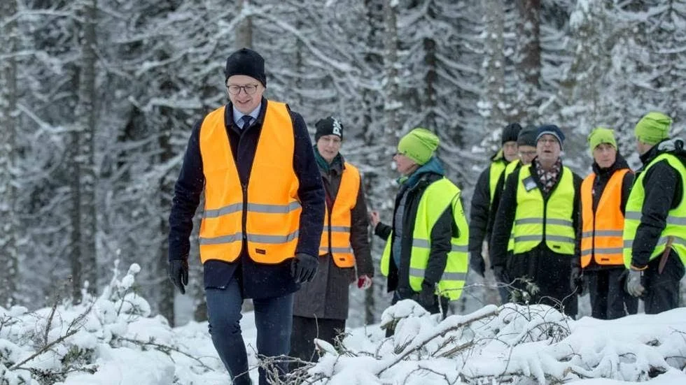 LÅGA SKOR. Tunt klädd och skodd med sneakers fick näringsminister Mikael Damberg ta sig fram genom snön. Någon missade att förse Stockholmaren med arktiska kläder....