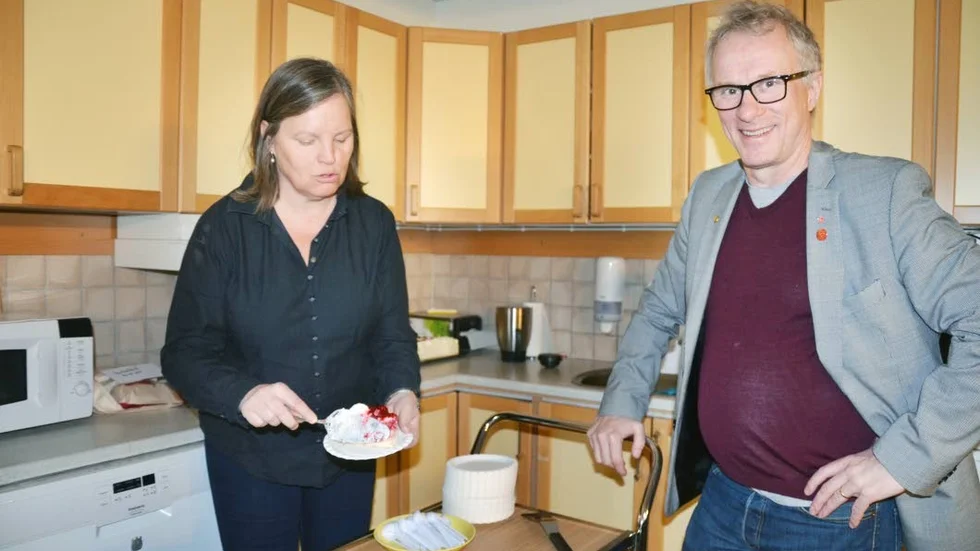 Kommundirektören Lena Ekh och kommunalrådet Peter Waara (S) firade resultatet med tårtkalas i personalrummet.