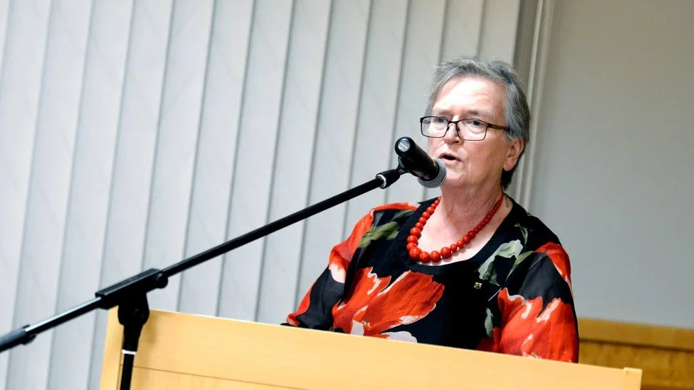 Den nedbantning av Överkalix kommuns kostym som måste till för att ekonomin ska gå ihop nästa år  motsvarar en minskning med 40-45 tjänster, säger kommunalrådet Anne Jakobsson (S).