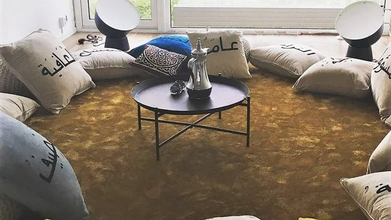 Ett vardagsrum där flyktingar får möjlighet att vara värdar.