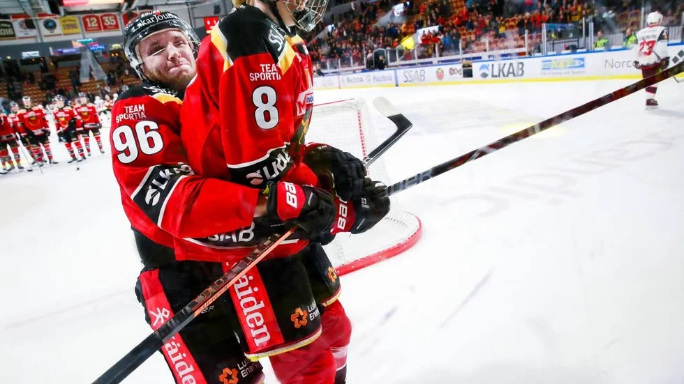 Noel Gunler kramas om av Robin Kovacs efter succématchen i hemmadebuten.