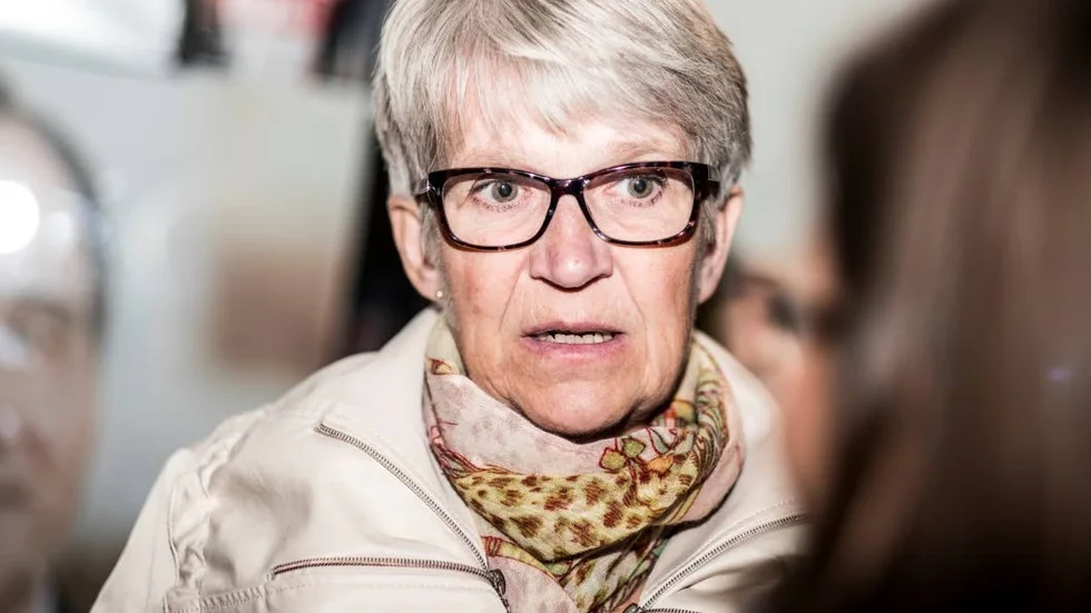 Kristina Zakrisson tillbakavisar att Mats Taaveniku skulle ha blivit hindrad från att kliva in. "Det fungerar inte som Mats verkar tro att det fungerar. Man kan inte avlöna en kommunalrådspraktikant.", säger Zakrisson.