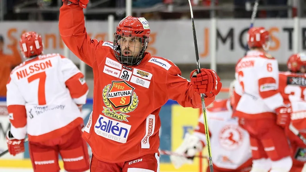 Målskytt. Almtunas ene kanadensare Luke Pither jublar efter sitt skott i krysset.