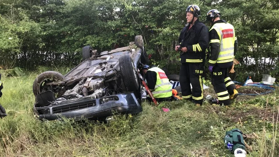 Olycka. Bilen hamnade på taket efter att ha åkt av vägen utanför Knutby.