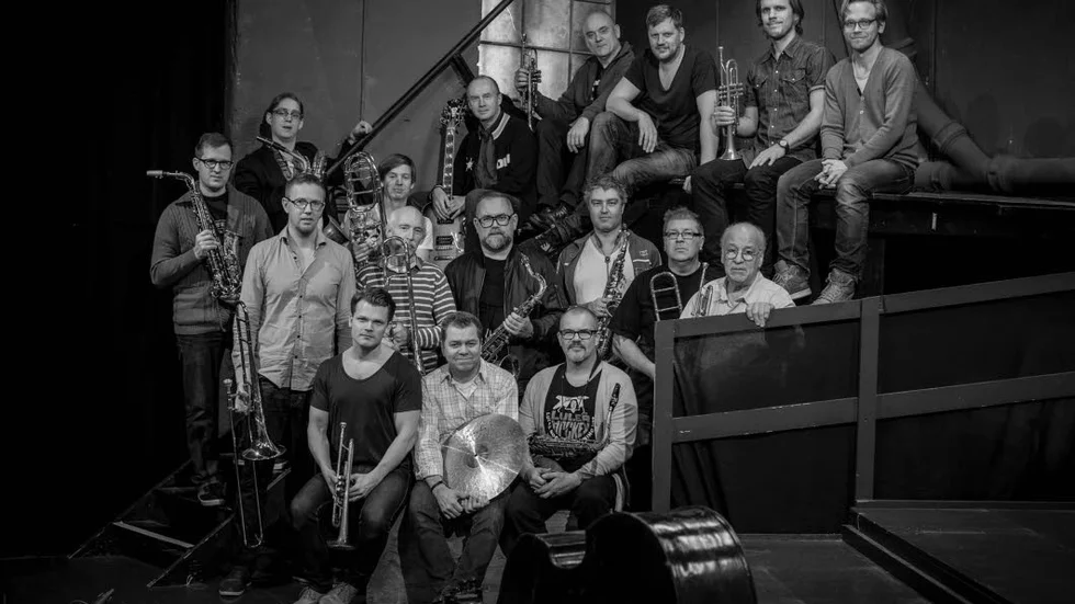 Storband. Alla musikerna samlade på bild. Måndag kväll 6 november spelar de på Katalin. På dagen är det öppna repetitioner på Nannaskolan.