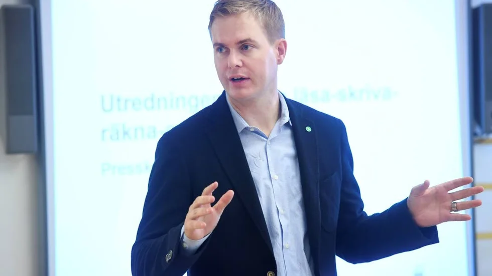 Utbildningsminister Gustav Fridolin (MP) lovar att se till att det blir lag på syskonförtur.