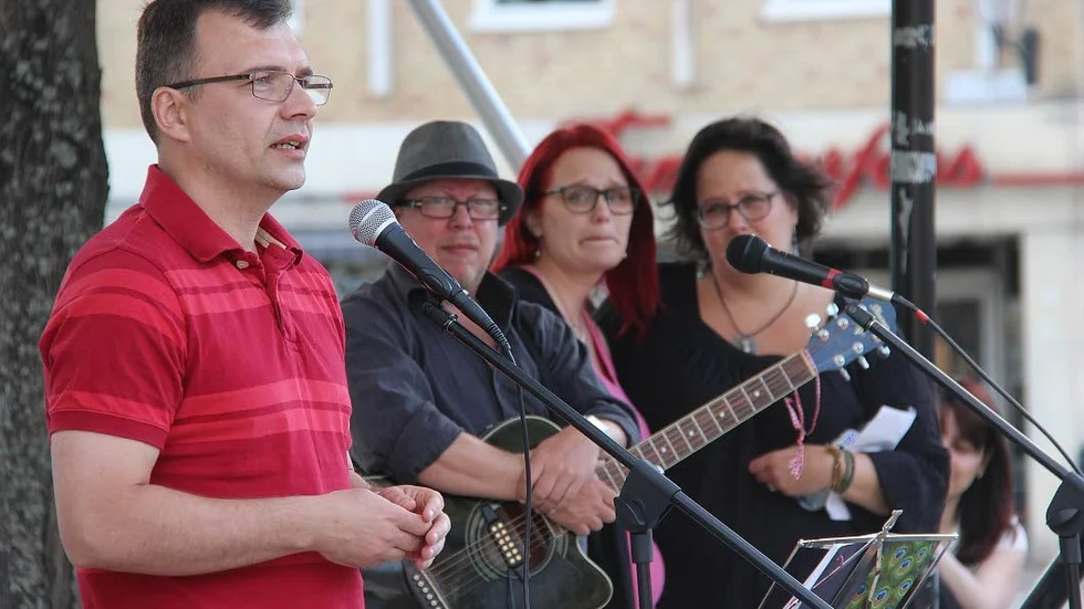 Avslag. En kväll i juli hölls en manifestation för att Vedran Kutic och hans familj ska få stanna i Sverige. På torsdagen nåddes de av avslag sitt överklagande.