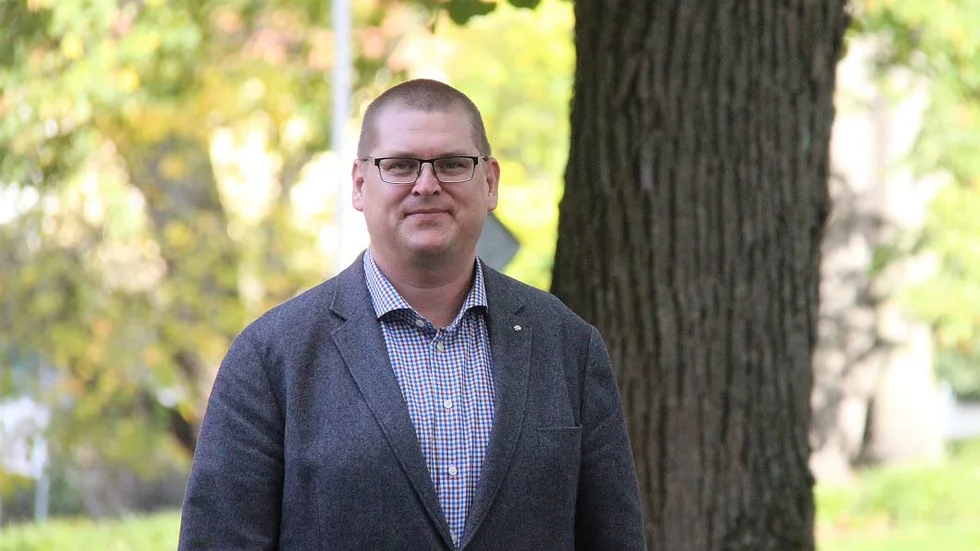 Vill till riksdagen. Magnus Hellmark ägnar sig under en period heltid åt politiken, kandiderar till riksdagen och tycker att det är dags för en man från Centerpartiet. It-säkerhet är en av hans viktigaste frågor.