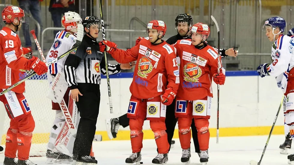 Jubilar och målskytt. Victor Rollin-Carlsson firade sin 302:a match med att skjuta en poäng till sitt Almtuna.