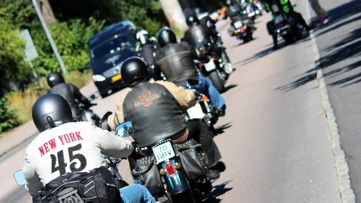 Mc. Mullrande motorcyklar kommer.