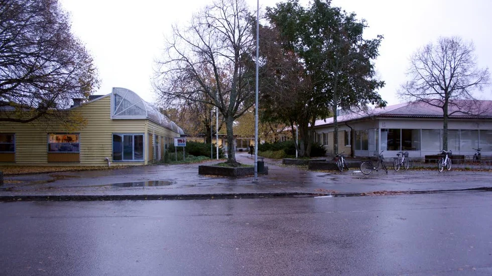 Bråk. En man har anmält att han blivit misshandlad av en annan man utanför gymnasiet.