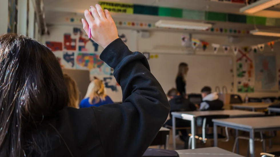 En konsekvens av grundskolans brist på specialpedagogisk kompetens är att många elever får särskilt stöd först i årskurs nio, skriver Skolnätverket inom Vänsterpartiet. 