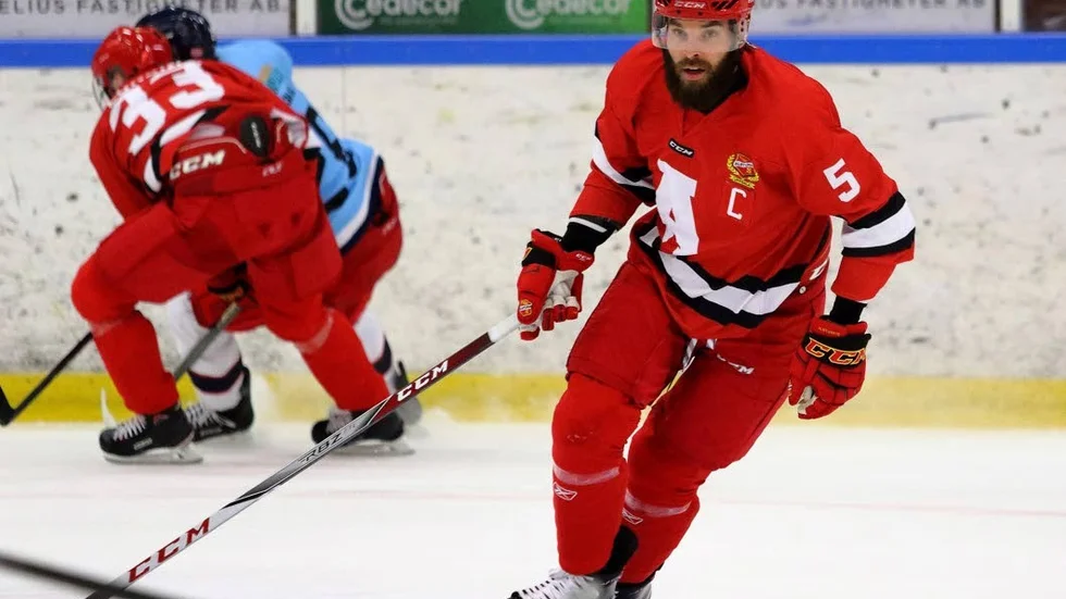 Bäst på plan. Per Svensson, här i en träningsmatch i Märsta, spelade stabilt mot Storhamar och blev vald till bäste spelare i en match som Almtuna vann med 4–2.